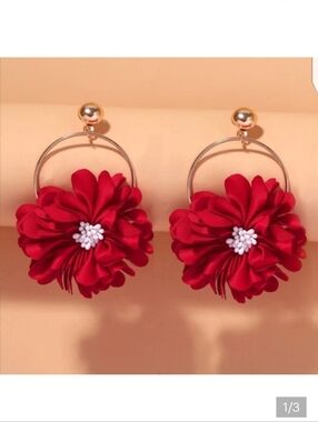 ✨3 FOR $28✨🆕🏵️RED FLORAL DROP EARRINGS🏵️